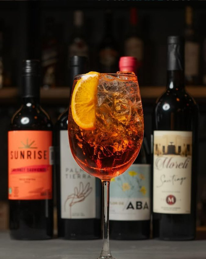 Spritz de aperitivo servido en la barra