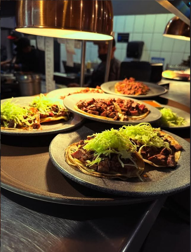 Charolas de tacos recién servidas en la cocina