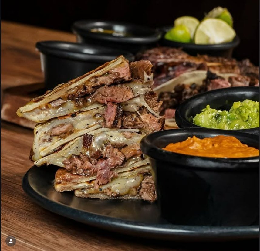 Quesadilla con carne asada, guacamole y salsa de la casa