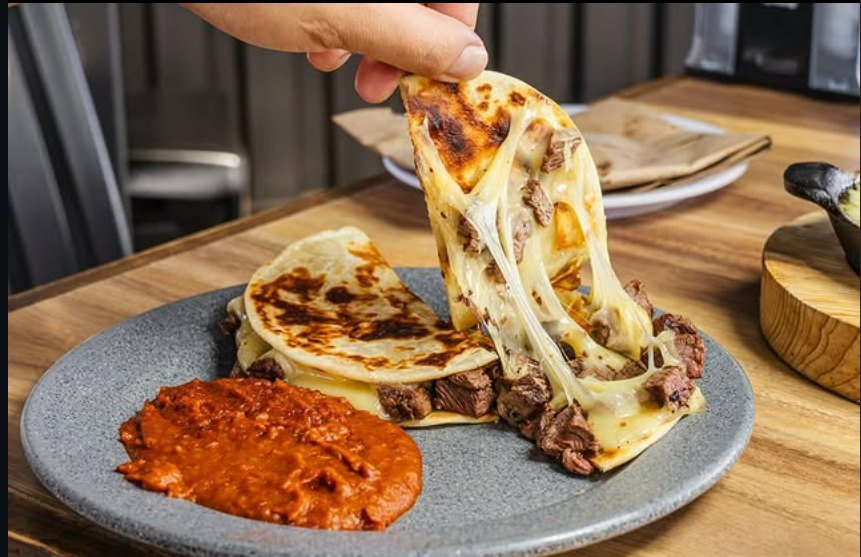 Quesadilla con carne asada y queso fundido
