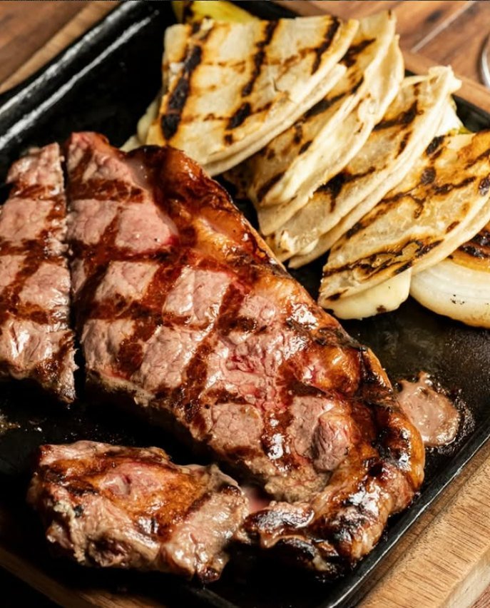Corte de rib-eye sellado acompañado de quesadillas a la plancha