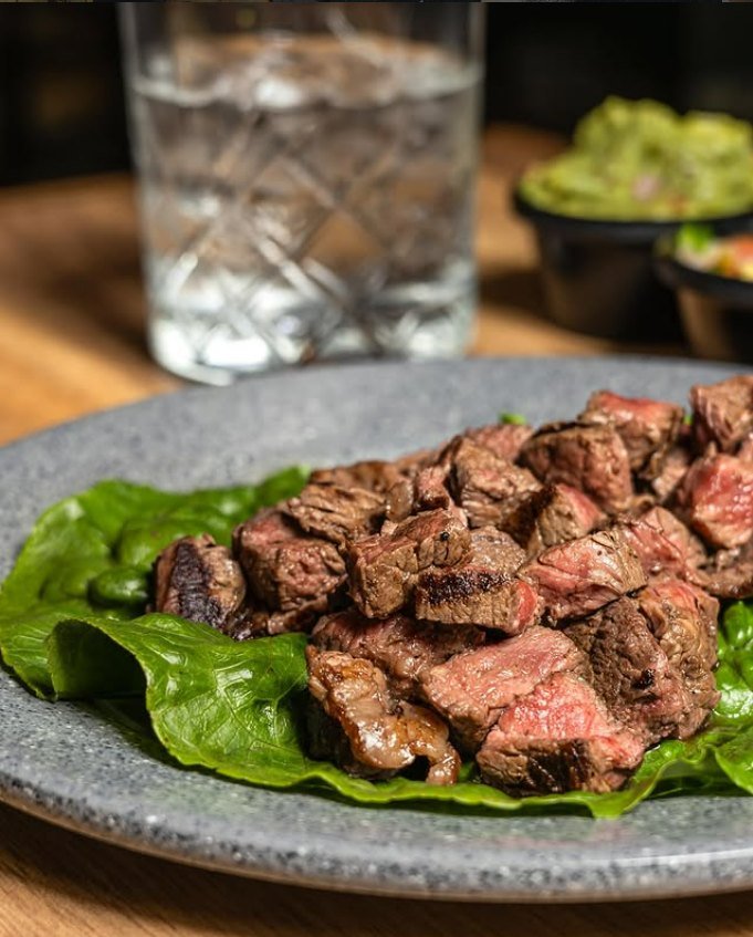 El Light: carne asada servida en hoja de lechuga fresca