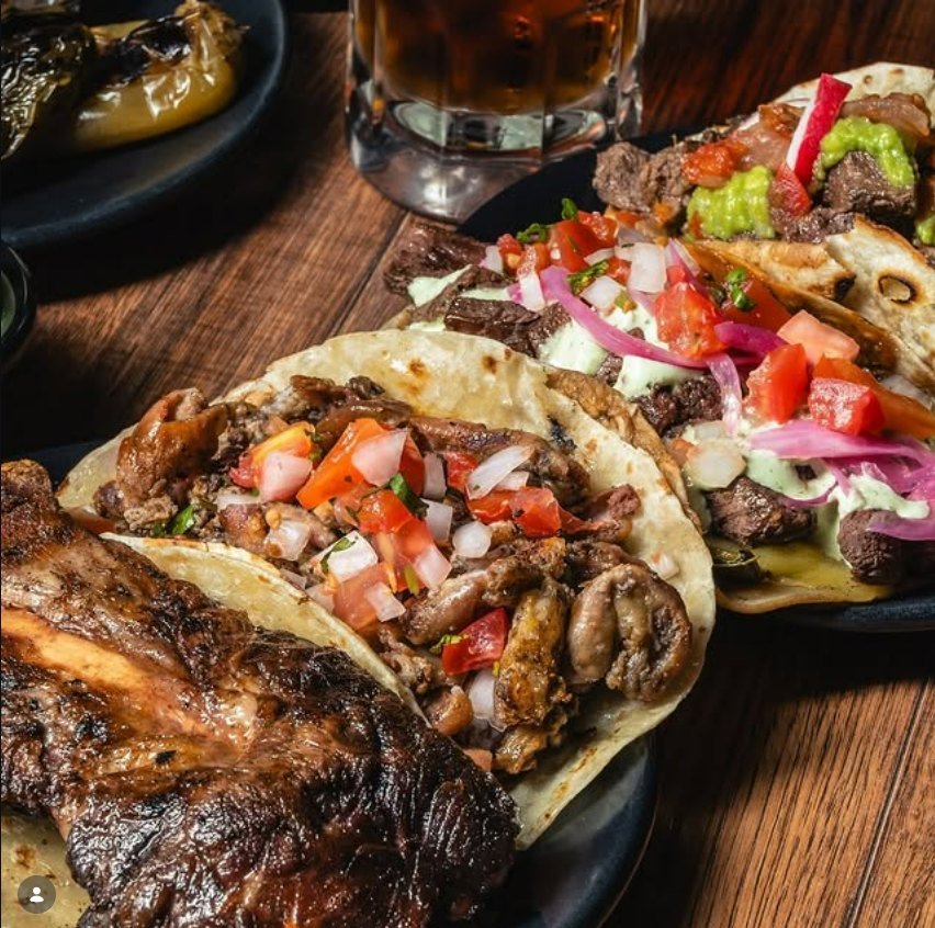 Tacos surtidos de carne asada con pico de gallo y cerveza