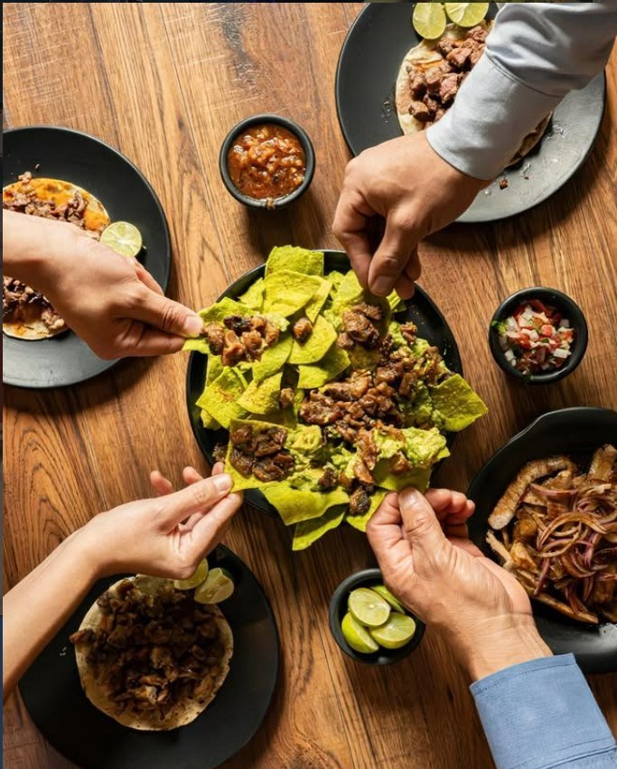 Totopos con carne para compartir en el centro de la mesa